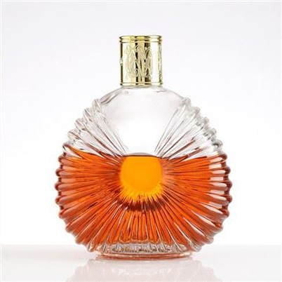 Szklana butelka z bogatą brandy