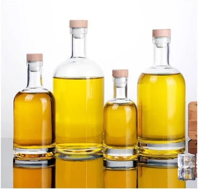 Korkowe szklane butelki whisky