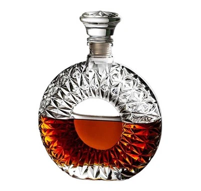 Okrągłe szklane butelki whisky